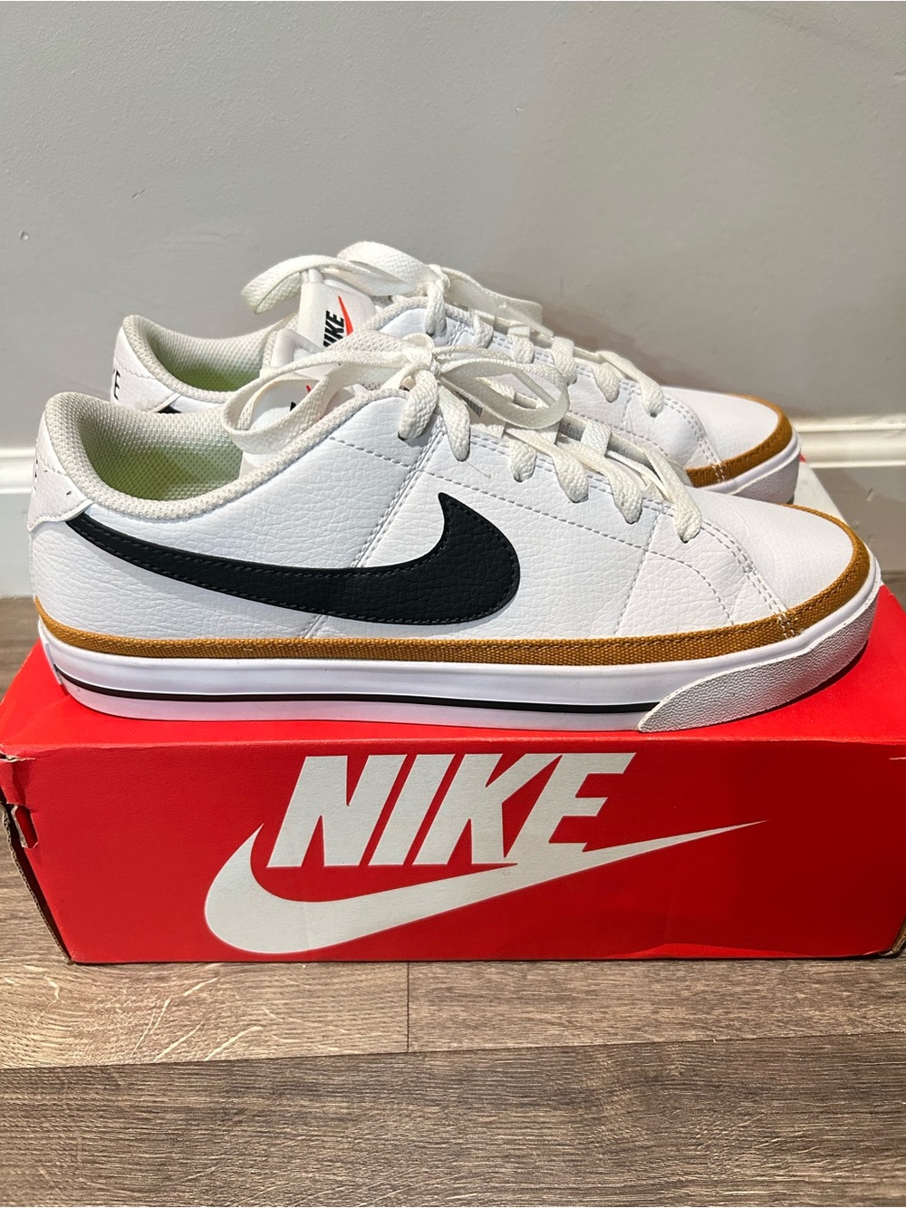 Women’s Nike Court Legacy Sneaker Tennis shoe 8.5 white tan